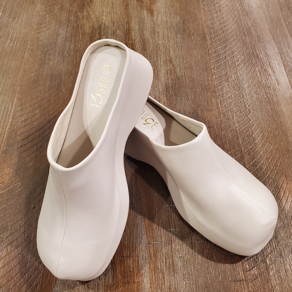 BRAND NEW WHITE MULES (10M)